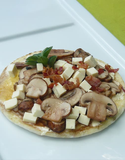 Receta para un saludable desayuno de Arepa con Champiñones Crimini Setas de Cuivá y tres quesos