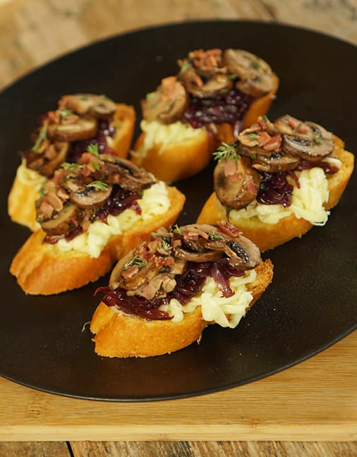 Receta de Tostadas de Crimini Setas de Cuivá con tocineta y cebollas caramelizadas