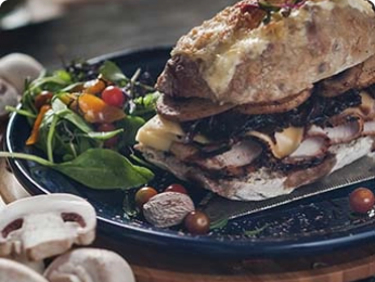 Receta de Sándwich gratinado con champiñones ácidos Setas de Cuivá y cebollas Balsámicas
