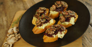 Receta de Tostadas de Crimini Setas de Cuivá con tocineta y cebollas caramelizadas